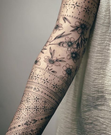 Sleeve - #blumornament #blumttt #inkornament #ornamentaltattoo #flowertattoo #sleevetattoo #armtattoo #finelinetattoo #thinlinetattoo… | Instagram Tattoo Dots, Spiritual Hand, Geometric Tattoo Sleeve Designs, Hirsch Tattoo, Tato Jari, Tattoos For Women Half Sleeve, Muster Tattoos, Fine Line Tattoo, Floral Tattoo Sleeve