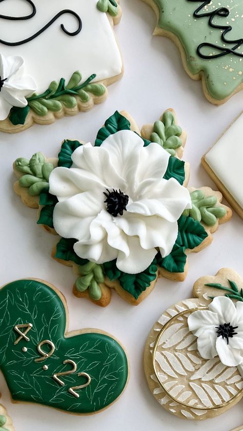 Emerald Green And Gold Cookies, Emerald Green Wedding Cookies, Isle Wedding, Green Fall Weddings, Floral Cookies, Gold Cookies, Cookies Wedding, Royal Icing Sugar, Biscuit Barrel