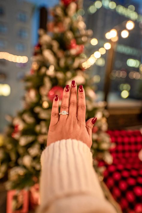 Proposal Pictures Christmas, Engagement Christmas Pictures, Christmas Morning Proposal, Christmas Proposal Engagement, Christmas Tree Proposal, Christmas Engagement Photoshoot, Nyc Christmas Proposal, Christmas Engagement Photos Ideas, Christmas Tree Engagement Photos