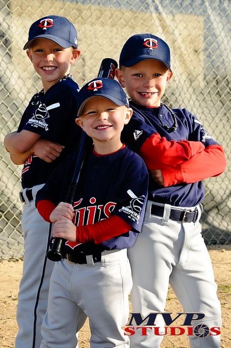 Baseball Portraits, Baseball Photoshoot, Baseball Team Pictures, Baseball Poses, Ball Pictures, Sports Poses, Softball Photography, Baseball Pics, Baseball Family