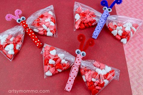 Clothespin Candy Butterfly Valentines - Fun DIY Treat Bags Butterfly Snack Bags, Butterfly Snacks, Diy Treat Bag, Valentines Snacks, Diy Treats, Valentines Day Treats, Bag Ideas, Snack Bags, Valentine Fun