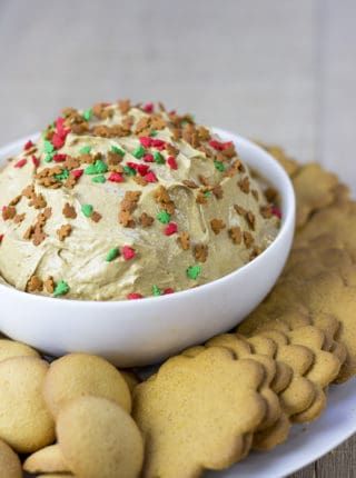 Creamy Gingerbread Cheesecake Dip perfect for a holiday crowd looking for a small bite instead of a heavy cheesecake! Perfect for a large crowd served with graham crackers or ginger snaps! Gingerbread Dip Recipe, Cheesecake Dip Recipe, Gingerbread Dessert, Dessert Dip Recipes, Fast Easy Desserts, Gingerbread Cheesecake, Warm Desserts, Christmas Recipes Easy, Cheesecake Dip