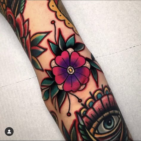 40 Tattoo, Old School Tattoos, 10 Tattoo, Traditional Tattoo Flowers, Tattoo Old School, Traditional Tattoo Sleeve, Tattoos Geometric, Geniale Tattoos, Tatuaje A Color