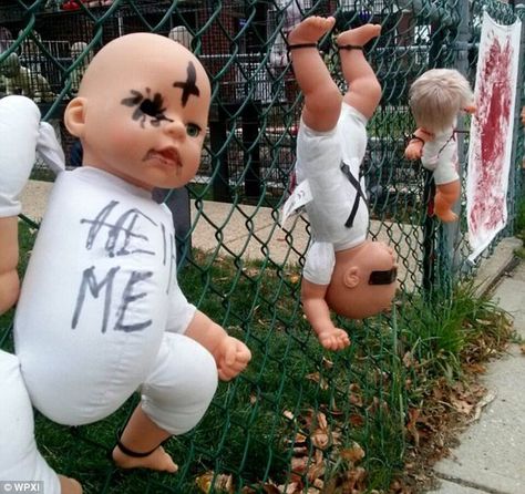 Joe D'Auria terrifies neighbors with graphic Halloween display ... Halloween Doll Display, Creepy Baby Dolls Halloween Decorations, Terrifying Halloween Decorations, Scary Baby Dolls, Gothic Diy, Outside Halloween Decorations, Creepy Baby Dolls, Recipes Halloween, Halloween Food Ideas