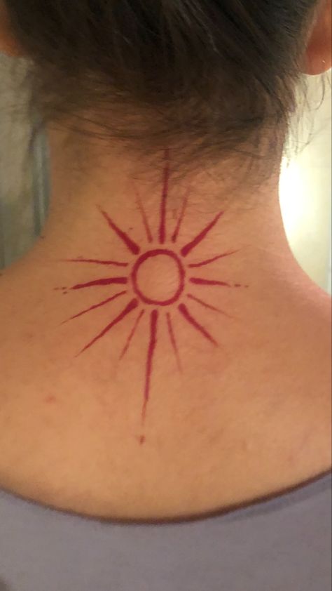 Red Henna Tattoo Designs, Simple Red Tattoo, Simple Hippie Tattoos, Knee Henna, Red Sun Tattoo, Design Tattoo Simple, Sun Henna, Shoulder Henna, Tattoo Sonne