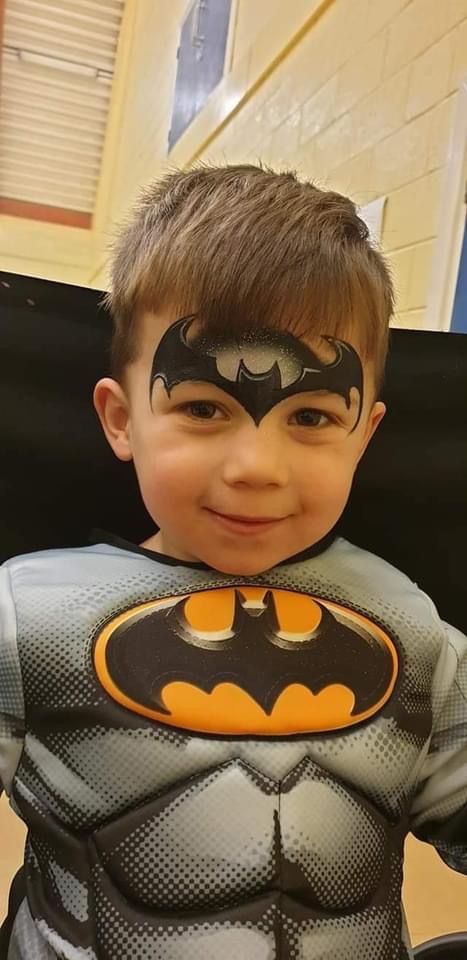 Simple Face Painting Ideas For Kids Boys, Boys Face Painting, Batman Face Paint, Mask Face Paint, Boy Crown, Face Painting For Boys, Batman Mask, Painting Halloween, Batman Kids