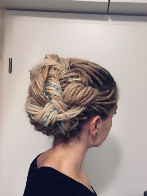 Hair Color Odyssey: Exploring New Frontiers of Pigmentation Dreadlock Bride Hairstyle, Elegant Dreadlocks Hairstyles, Wedding Dreadlock Hairstyles, Dreadlock Updo Hairstyles, Dreadlock Updos, Dreadlock Updo, Dreadlocks Updo, Bedhead Hair, Rasta Hair