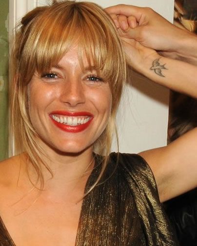 swallow tattoo - like this - same positioning but just silhouette and 3. Sienna Miller Tattoo, Sienna Miller Hair, Sienna Miller Style, Sparrow Tattoo, 70s Hair, Swallow Tattoo, Love Or Hate, Star Tattoo, Sienna Miller