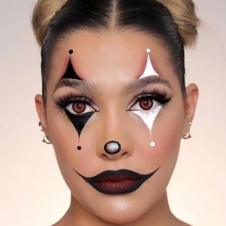 Maquillaje para Halloween: arlequín 2022 Halloween Makeup, Game Halloween Costumes, Halloween Makeup Terror, Halloween Makeup Looks Easy, Easy Clown Makeup, Easy Halloween Face Painting, Best Halloween Makeup, Beautiful Halloween Makeup, Cute Clown Makeup