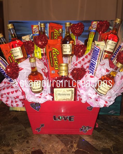 Hennessy bouquet Creative Gift Basket Ideas, Boyfriend Basket, Valentines Day Gifts For Him Creative, Valentines Gift For Boyfriend Baskets, Alcohol Gift Baskets, Liquor Gift Baskets, Diy Spa Gifts, Valentine Gifts For Boys, Basket Gift Ideas