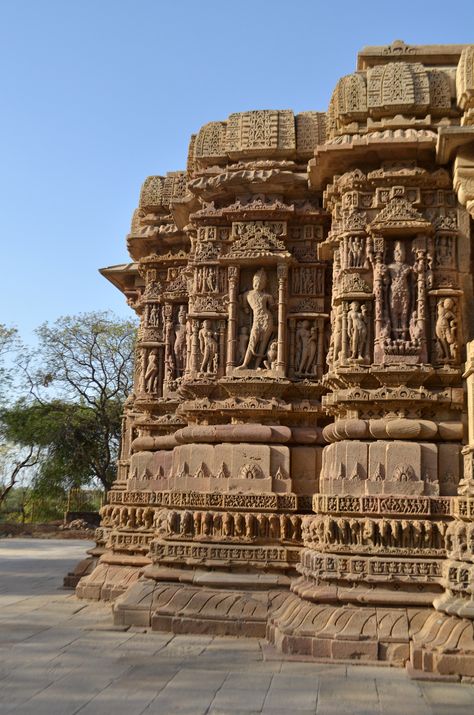 Beautiful architecture Of Modhera Sun Temple, INDIA Modhera Sun Temple, Indian Castle, Ancient Carvings, Spiritual Places, Sun Temple, Temple India, Indian Temple Architecture, Ancient Indian Architecture, Hindu Temples