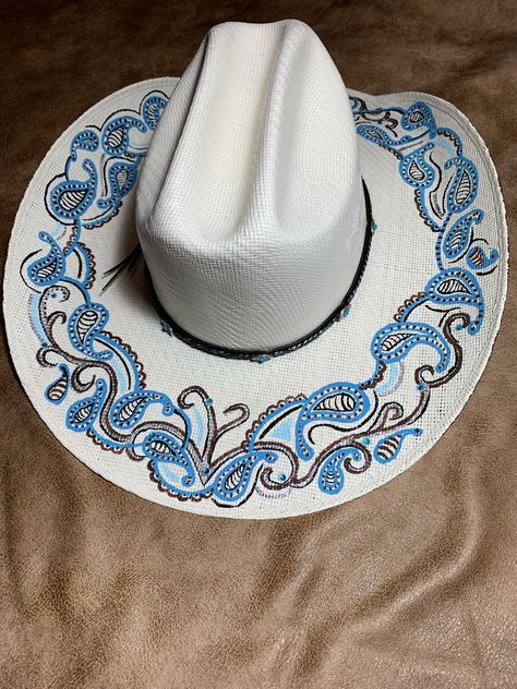 Western Helmet, Cowboy Hat Design, Rhinestone Crafts, Straw Cowboy Hat, Painted Hats, Western Cowboy Hats, Rodeo Fashion, Diy Hat, Hat Ideas