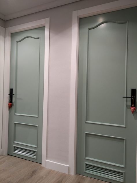 CÓMO PINTAR PUERTAS PASO A PASO | De tiza Indoor Door Colors, Doors For Closets, Hdb Gate, Painted Bedroom Doors, Louver Doors, Interior Door Color, Interior Door Colors, Closets Design, Painted Interior Doors