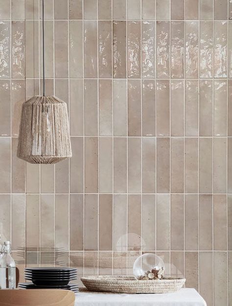 Kit Kat Tile Splashback, Kitchen Splashback Tiles Patterns, Pearlescent Tiles Kitchen, Bathroom Tiles Neutral, Tiled Kitchen Splashback, Small Kitchen Tiles Ideas, Beige Kitchen Tiles, Backsplash Powder Room, Tiled Splashback Kitchen