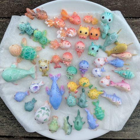 Sea Life Turtle Fish Whale Octopus Jellyfish Shark Narwhal Dolphin Mermaid Things, Clay Objects, Animal Hybrids, Fimo Kawaii, Polymer Clay Kunst, Cactus Craft, Dolphin Fish, Charm Ideas, Mini Clay