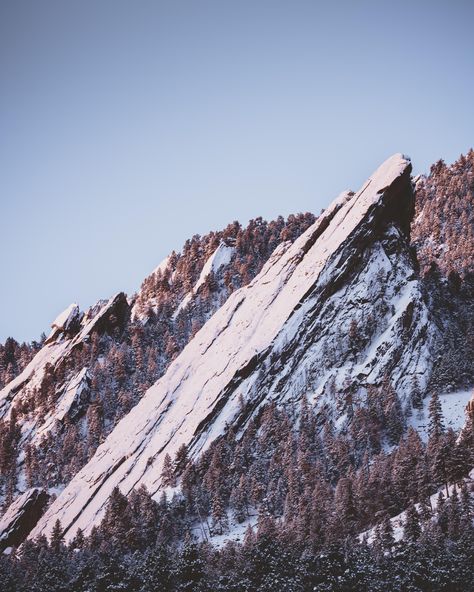 The Flatirons in Boulder CO under a fresh blanket of snow [4059x5074] (OC)  Click the link for this photo in Original Resolution.  If you have Twitter follow twitter.com/lifeporn5 for more cool photos.  Thank you author: https://bit.ly/2D0r9jO  Broadcasted to you on Pinterest by pinterest.com/sasha_limm  Have The Nice Life! Mountains Quilt, Mountain Quilts, Amazing Landscapes, Photography Kit, Earth Nature, National Photography, Boulder Co, Boulder Colorado, Geocaching