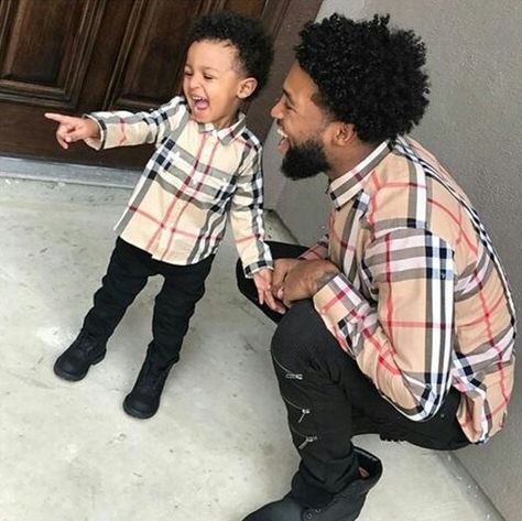 Father Son Matching Outfits (14) Chris And Queen, Father Son Matching Outfits, Baby Matching Outfits, Father Son Outfits, Father Son Matching Shirts, Kids Goals, Baby Boy Swag, Father And Baby, Black Fathers