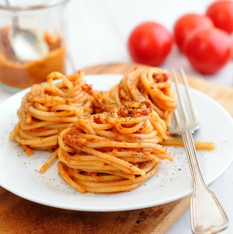 Spagueti rojo como el de mamá. Lentil Soup, Kitchen Recipes, Flan, Lentils, Home Cooking, Pesto, Nom Nom, Spaghetti, Cooking Recipes