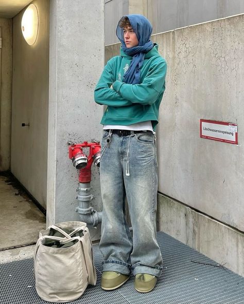 How about his color? 🚎 Outfit info 👇🏻 • • • 📸 @_k_ole 🇩🇪 👔Top : systemic 👖Bottom : trendtvision 👞Shoes : moon boot • • • • • • academy blue hoodie, blue scarf, baggy washed jeans, men’s outfit, germany Moon Boots Men, Moon Boots Outfit Men, Moon Boot Outfit, Moon Boots Outfit, Activewear Photoshoot, Boots Men Outfit, Boots Outfit Men, Moon Boots, Boots Outfit