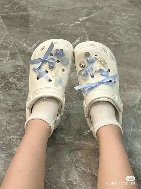 Douyin Crocs, Xiaohongshu Crocs, Coquette Crocs, Crocs Jibbitz Aesthetic, Jibbitz Aesthetic, Decorated Crocs, Jibbitz Crocs Ideas, Aesthetic Crocs, Croc Jibbitz Ideas