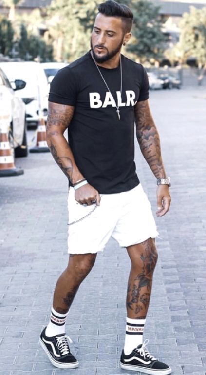 High Tops And Shorts, Tops And Shorts, Shorts Men, Black Trousers, Black Sneakers, White Shirts, Mens Street Style, Black T Shirt, Black Tshirt