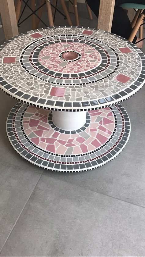 Wooden Spool Tables, Wooden Spool Projects, Gardening Design Diy, Spool Ideas, Spool Furniture, Mosaic Furniture, Spool Tables, Mosaic Tables, Mosaic Art Diy