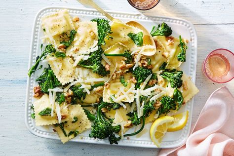 Broccolini Pasta, Cheesy Ravioli, Broccolini Recipe, Basil Butter, Marley Spoon Recipes, Chinese Broccoli, Broccoli Sauteed, Delicious Vegetarian Recipes, Mushroom Ravioli