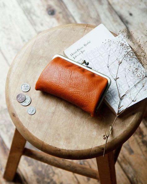 Leather Goods Photography, Caffe Design, Photography Set Up, Flat Lay Inspiration, Pc Photo, Photography Bags, Fashion Accessories Photography, Craft Photography, Leather Store