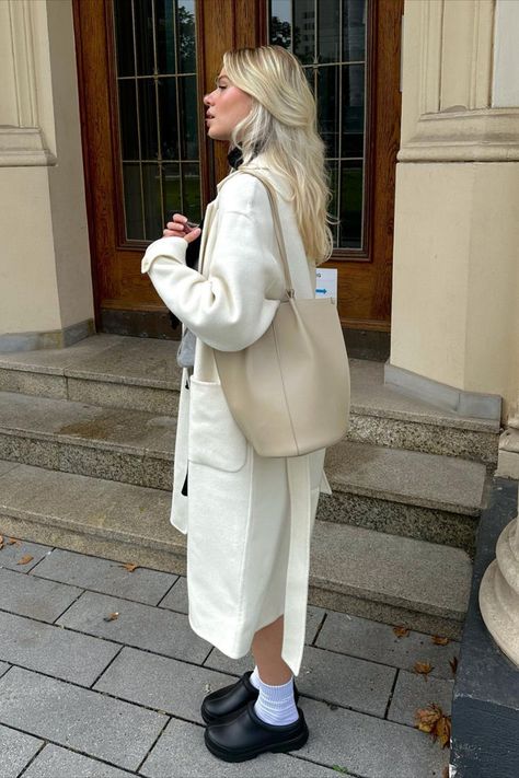 @linda.sza is wearing the Sézane Romie Bag in Smooth Sandstone. Designed to carry your life, this versatile bag holds everything from your laptop to your makeup bag. Perfect for carrying on the shoulder. She pairs is so well with an all beige monochrome look. Discover more at sezane.com. Linda Sza, Parisian Style, Leather Handbag, Beautiful Photo, Makeup Bag, Leather Handbags, Fashion Show, Laptop, Street Style