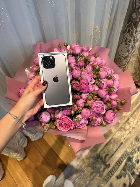 17 Doğum Günü, Luxury Birthday Gifts, Iphone Gifts, Wish Board, Vision Board Images, Cute Birthday Ideas, Luxury Birthday, Beautiful Bouquet Of Flowers, Free Iphone