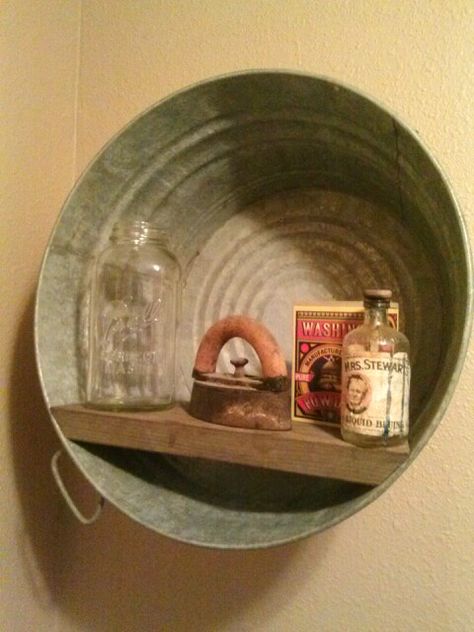 Old wash tub reclaimed bathroom shelf, I would love to do this in my laundry room, w/old washboard next to it. Primitive Laundry Rooms, Old Washboards, Reclaimed Bathroom, Koti Diy, Galvanized Decor, Vintage Laundry Room, Wash Tubs, Vintage Laundry, Laundry Mud Room