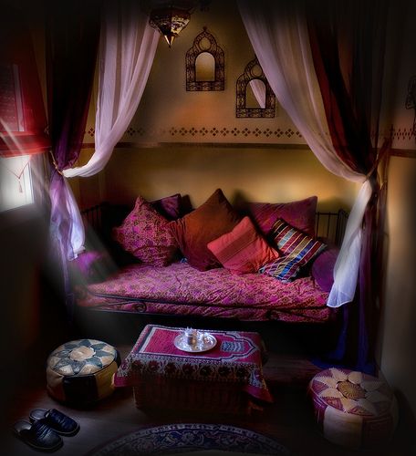 Moroccan-So Cute and Cozy with a splash of COLOR! Sala Zen, Moroccan Inspired Decor, Kid Outfit, Design Marocain, Dorm Storage, Style Marocain, Zen Room, Moroccan Homes, Moroccan Interiors