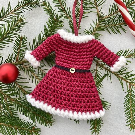 Crochet Christmas Ornaments Patterns, Bunting Pattern, Christmas Ornaments Patterns, Colorful Summer Dresses, Crochet Ornament Patterns, Cute Santa Claus, Santa Dress, Crochet Cute, Crochet Snowman