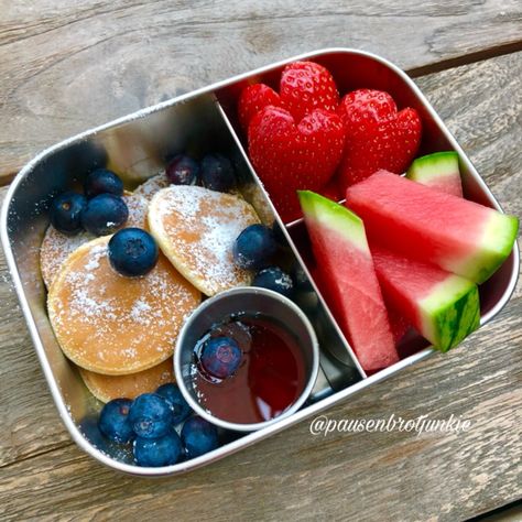 Start the week with a delightful mini pancakes & fruit snack box! These bite-sized pancakes paired with fresh fruits make for a perfect, balanced snack that your kids will love. A sweet treat to keep them energized all day long! 🥞🍓 By @Pausenbrotjunkie https://www.teuko.com/l/d3f6ecbe By @Vesperboxliebe https://www.teuko.com/l/fc481696 Discover more tasty snack ideas at Teuko.com and make packing snacks a breeze! #Applesauce #BackToSchool #BackToSchool2024 #bento #bentobox #MondayMotivati... Tasty Snack Ideas, Fruit Bento, Lunchbox Treats, Fruit Snack, Mini Pancakes, Lunchbox Ideas, Snack Box, Fresh Fruits, Fruit Snacks