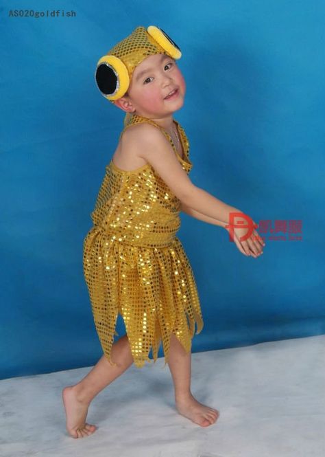 Gold fish costume... or green for frogs? Gold Fish Costume, Goldfish Costume, Starfish Costume, Sea Creature Costume, Mermaid School, Fish Costume, Fish Dress, Mermaid Crown, Animal Costumes