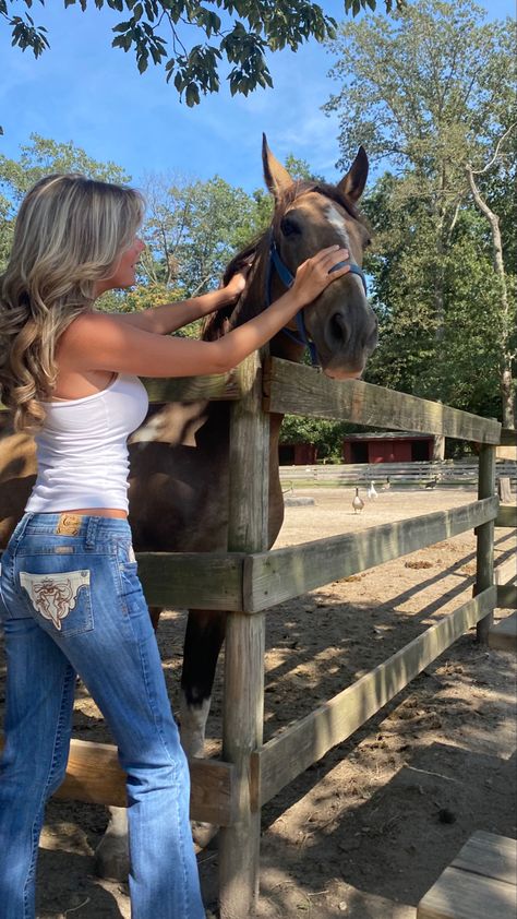 Cowgirl Blonde, Blonde Cowgirl, Country Girl Aesthetic, Brunette Blue Eyes, Tennessee Girls, Blonde With Blue Eyes, Country Summer, Cowboy Girl, Cowgirl Aesthetic