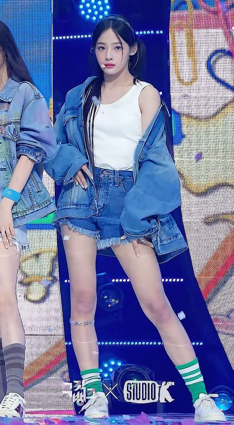 Minji New Jeans, Airport Fashion Kpop, New Jeans Style, Basic Outfits, Kpop Outfits, Stage Outfits, Kpop Fashion, Streetwear Outfit, Pop Fashion