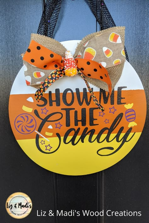 Halloween Decorations Outdoor Party, Front Door Halloween Decorations, Halloween Signs Wooden, Wreaths For Front Door Halloween, Door Halloween Decorations, Door Hangers Halloween, Corn Theme, Door Hangers Wooden, Halloween Wreaths For Front Door