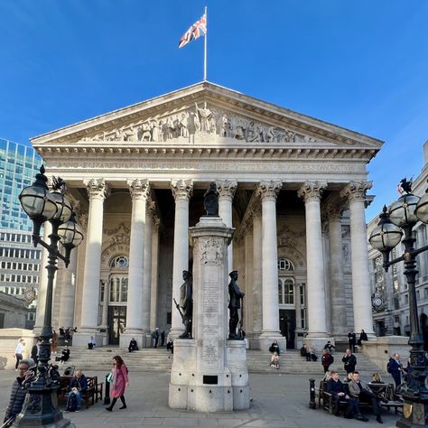 Front view of The Royal Exchange, a historic building in the City of London. It was originally built in the 16th century and was designed by Sir Thomas Gresham. Destroyed in the Great Fire of London in 1666, Edward Jarman rebuilt it to a similar design. It was originally a centre for the trade of goods such as cloth, spices, and metals. However, in the 18th and 19th centuries, the Exchange became increasingly important as a centre for the trade of stocks and shares. Today, the Royal Exchange ... The Great Fire Of London, Stocks And Shares, Great Fire Of London, London Stock Exchange, The Great Fire, City Of London, Things To Do In London, Stock Exchange, London City