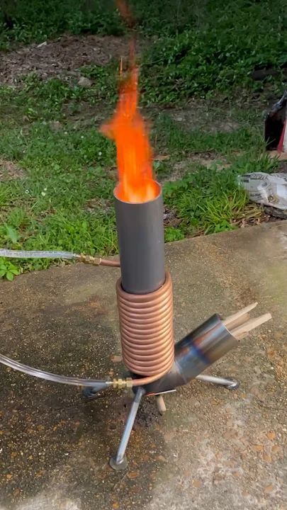 Wood Burning Water Heater, Rocket Stove Hot Water Heater, How To Make A Rocket Stove, Diy Camping Stove, Metal Ideas Projects, Old Fire Extinguisher Ideas, Rocket Stove Heater, Rocket Stove Plans, Metal Fabrication Projects