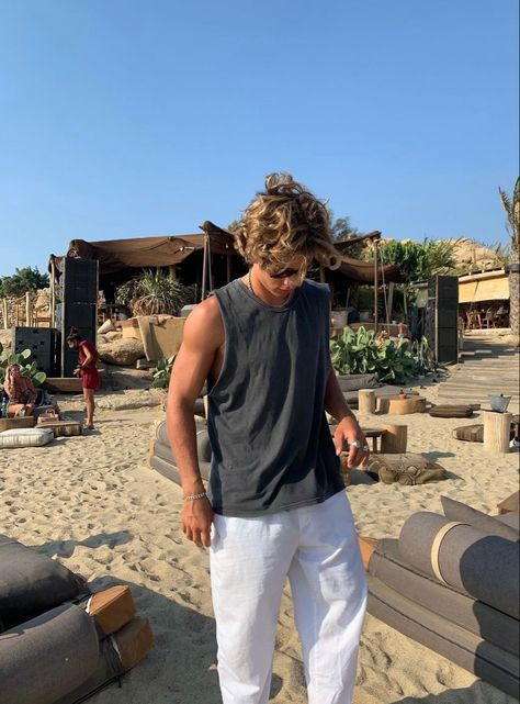 Surfer Boys Style, Surfer Boy Outfits, Surfer Boy Aesthetic, Mens Surfer Style, Surfer Outfit, Surfer Aesthetic, Mens Fashion Week Street Style, Surfer Boy Style, Surf Style Clothes