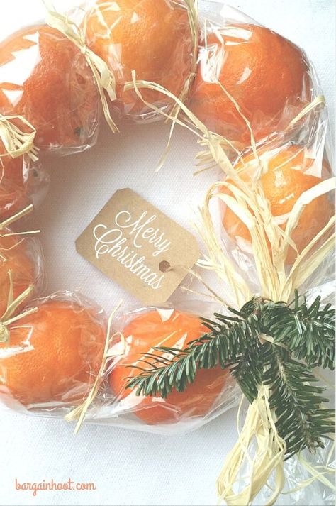 Christmas wreath | cute edible gift made from clementines Fruit Basket Diy Gift, Fruit Baskets Diy, Christmas Bazaar, Unique Wreath, Fruit Basket Gift, Christmas Neighbor, Neighbor Christmas Gifts, Bazaar Ideas, Easy Christmas Wreaths