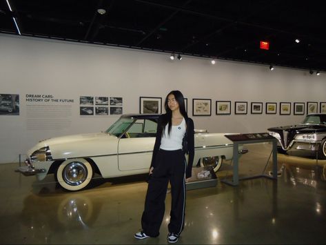 Car Museum Outfit, Photos In Museum Aesthetic, Pics In Museum Aesthetic, Art Museum Pics Insta, Dump Pics, Bmw Museum, Museum Ideas, Mercedes Benz Museum, Museum Outfit