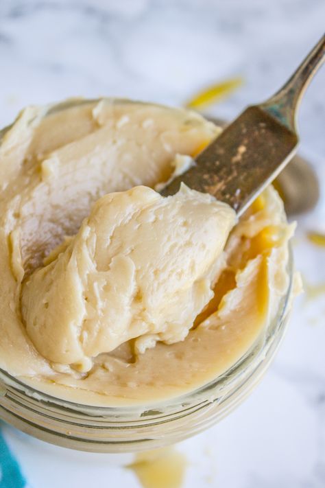 This easy Maple Butter is so easy and can be made ahead of time. It makes a great (easy! fast!) gift for neighbors, coworkers, or your holiday hostess. Maple Butter Recipe, Flavored Butter Recipes, Butter Recipes Homemade, Maple Recipes, Maple Syrup Recipes, The Food Charlatan, Maple Butter, Food Charlatan, Flavored Butter