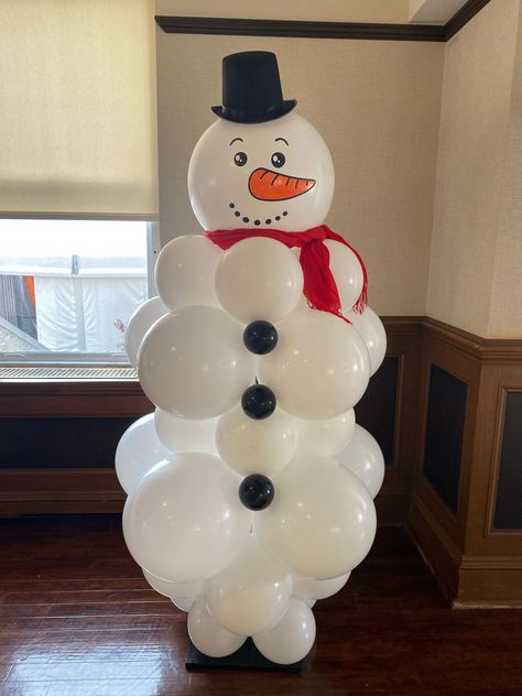 Snowman Balloon Sculpture for Winter Wonderland Themed Corporate Event Snowman Balloon Sculpture School Winter Wonderland Ideas, Let It Snow Parade Float Ideas, Snowman Birthday Theme, Snowman Christmas Party Theme, Snowman Balloon Sculpture, Winter Balloon Decor, Snowman Party Decorations, Winter Theme Decor, Christmas Decor Ideas Winter Wonderland