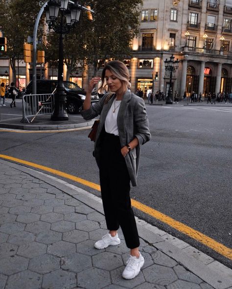 Barcelona streets #katawii Street Style Barcelona, Madrid Street Style Spring, Barcelona Outfits Winter, Madrid Street Style, Barcelona Street Style, European Wardrobe, Spring Europe, Barcelona Streets, Barcelona Street