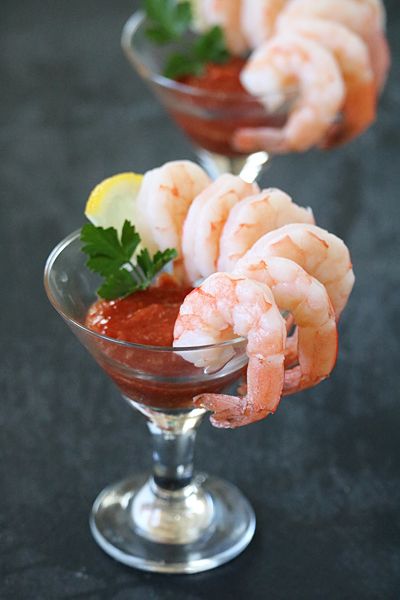 Creole Sunday Dinner Shrimp Cocktail Wedding Appetizer, Shrimp Cocktail Display Appetizers, How To Display Shrimp Cocktail, Shrimp Presentation Ideas, Shrimp Cocktail Display Ideas, Cocktail Shrimp Display, Christmas Shrimp Cocktail Display, Shrimp Cocktail Wedding, Shrimp Cocktail Presentation