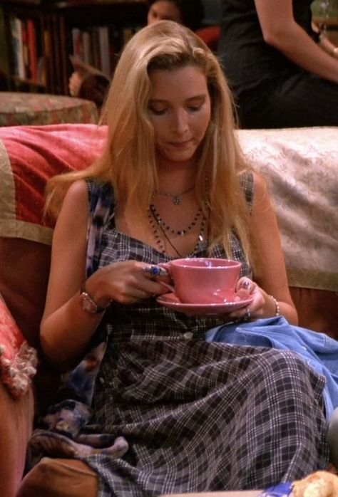 Charcoal and Navy Tartan Plaid Sleeveless Maxi Dress Worn by Lisa Kudrow as Phoebe Buffay in Friends Phoebe Buffay Season 1, Phoebe Buffay Outfits, Friends Season 1, Olive Green Bridesmaid Dresses, Friends Phoebe, Lisa Kudrow, Red Button Down Shirt, Look Casual Chic, Friends Tv Series