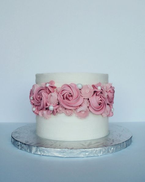 Female Birthday Cake, Elegant Birthday Cake, Birthday Cake For Women Simple, Buttercream Cake Designs, Cake With Flowers, Special Birthday Cakes, Rosette Cake, Birthday Cake With Flowers, Buttercream Cake Decorating