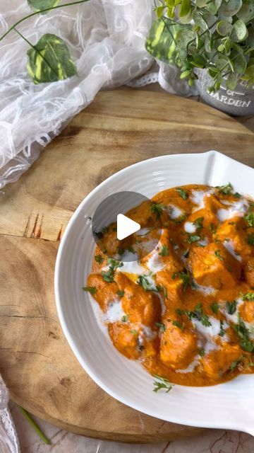 Neeti Jain on Instagram: "Jain Paneer butter masala 🤤  Preparation time:40min Serve: 4to5ppl  Ingredients used for frying paneer: •2tbsp butter •1tsp red chilli powder  •1/2tsp turmeric powder  •100gms paneer  •Kasuri methi   Ingredients used for gravy •5to6 tomato  •1/2cup soak cashews •Corainder stem •2tbsp butter •1 bay leaf  •1 cinnamon  •2 cardamom  •1tbsp green chilli  •1tbsp red chilli powder  •1/2tsp turmeric powder  •1/2tbsp Corainder powder  •Salt as per tast •1tsp garam masala •1tsp sugar •Fresh malai/ cream •Fresh coriander   #viral #tomato #chutney #jain #trending #indian #love #delicious #tamatar #thali #paratha #reels #reelitfeelit #foodreels #reelsexplore #indianfood #tasty #desikhana #food #tasteofindia #lunchideas #desifood #comfortfood #foodporn #love" Jain Paneer Recipe, Butter Paneer Masala, Indian Love, Tomato Chutney Recipe, Kasuri Methi, Paneer Butter Masala, Jain Recipes, Butter Masala, Cream Fresh